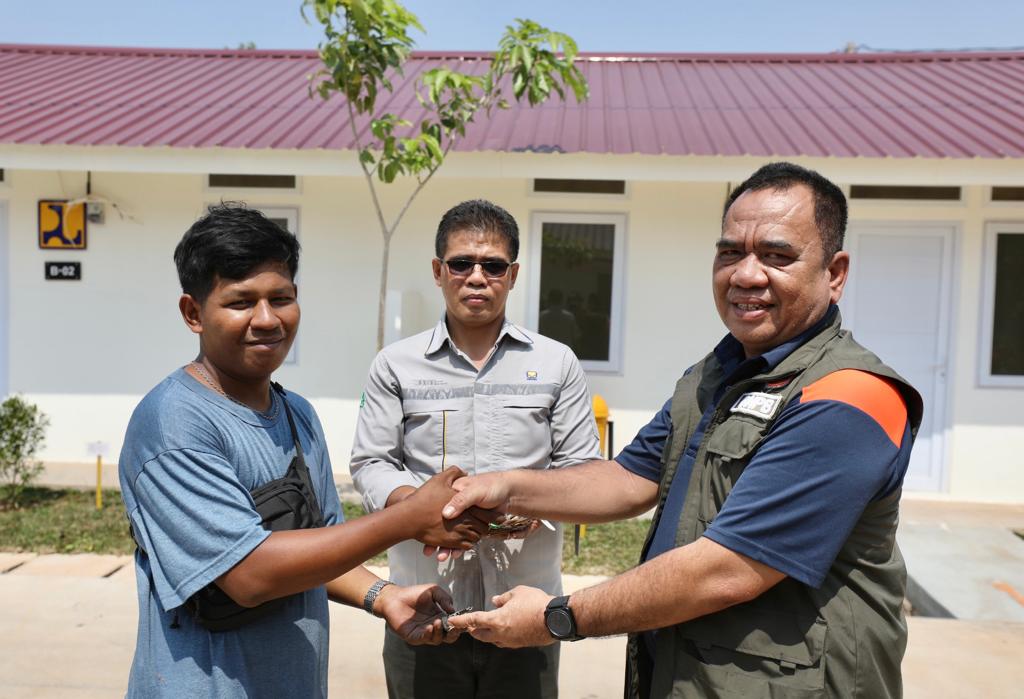 Deputi Bidang Rehabilitasi dan Rekonstruksi (RR) BNPB, Jarwansyah melakukan serah terima kunci rumah Risha Vila Mande Lestari kepada 13 warga Desa Cijedil, Kecamatan Cugenang, Kabupaten Cianjur, Rabu (9/8).